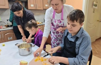 Учились резать фрукты для фруктового салата, приготовили омлет и нарисовали осень.